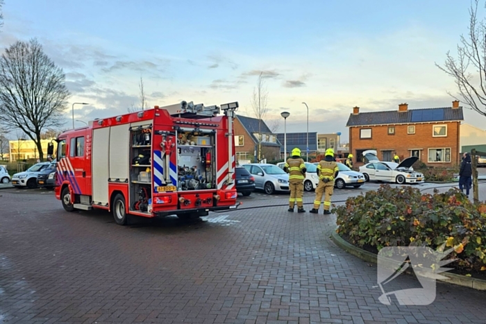 Brand in geparkeerde auto, brandweer blust