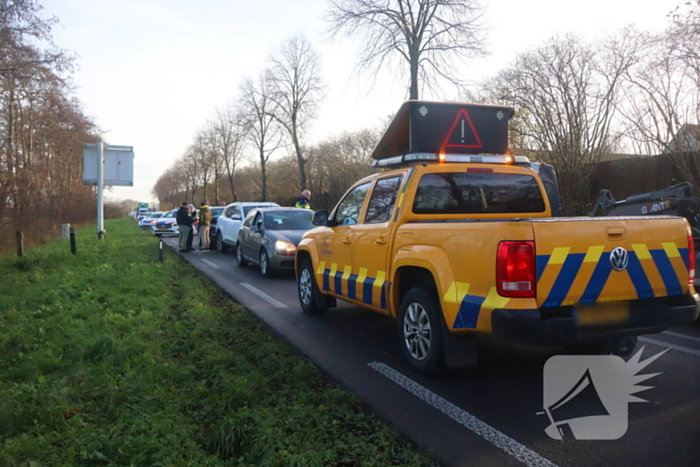 Fikse schade bij kop-staartbotsing tussen drie voertuigen