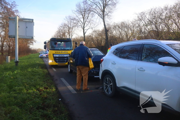 Fikse schade bij kop-staartbotsing tussen drie voertuigen