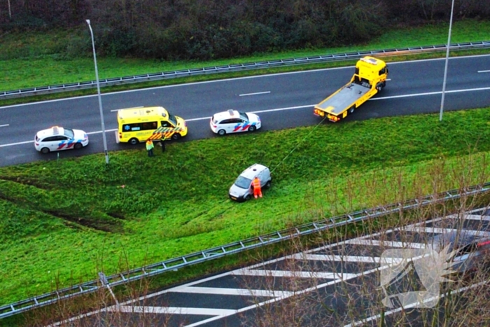 Automobilist rijdt van talud snelweg af