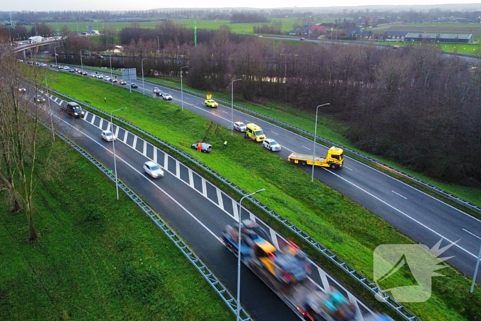 Automobilist rijdt van talud snelweg af