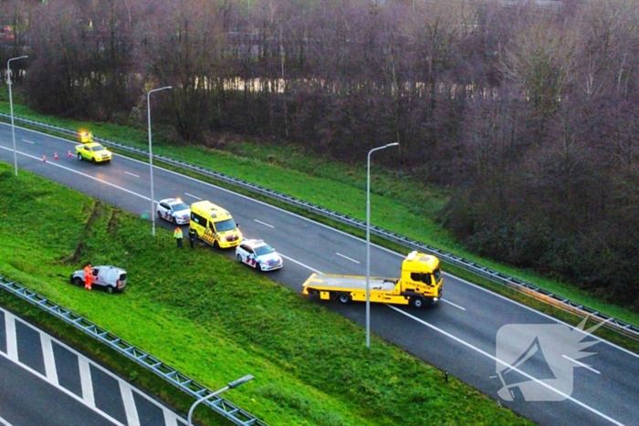 Automobilist rijdt van talud snelweg af