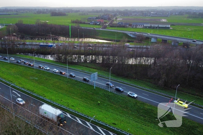 Automobilist rijdt van talud snelweg af