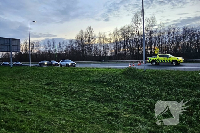 Automobilist rijdt van talud snelweg af