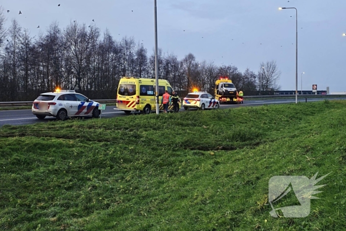 Automobilist rijdt van talud snelweg af