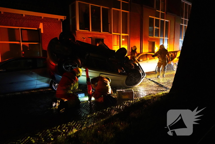 Auto belandt op de kop na ongeval