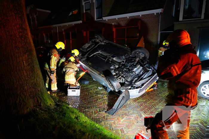 Auto belandt op de kop na ongeval