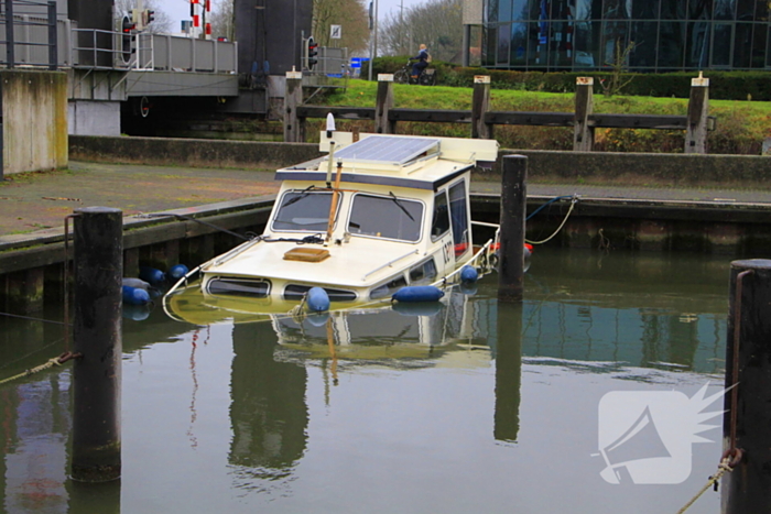 Boot verdwijnt onder water in haven, berging trekt veel bekijks