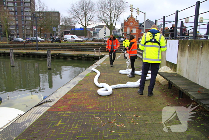 Boot verdwijnt onder water in haven, berging trekt veel bekijks