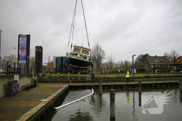 Boot verdwijnt onder water in haven, berging trekt veel bekijks