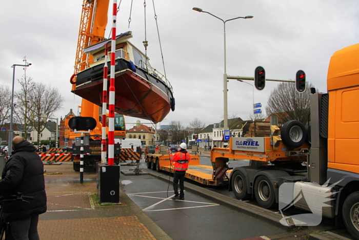 Boot verdwijnt onder water in haven, berging trekt veel bekijks