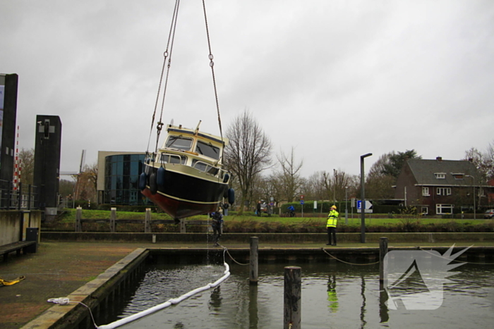 Boot verdwijnt onder water in haven, berging trekt veel bekijks