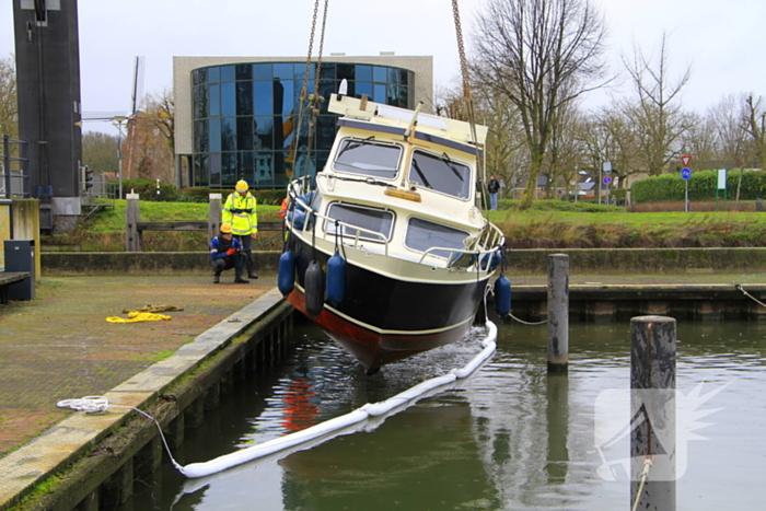 Boot verdwijnt onder water in haven, berging trekt veel bekijks