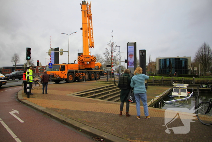 Boot verdwijnt onder water in haven, berging trekt veel bekijks