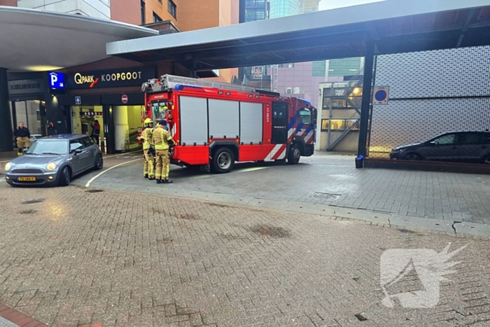 Brandweer groots ingezet voor mogelijke brand in parkeergarage