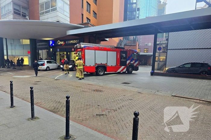 Brandweer groots ingezet voor mogelijke brand in parkeergarage