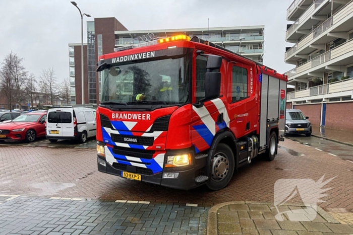 Wateroverlast in flatgebouw, brandweer zet waterstofzuigers in