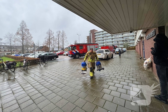 Wateroverlast in flatgebouw, brandweer zet waterstofzuigers in