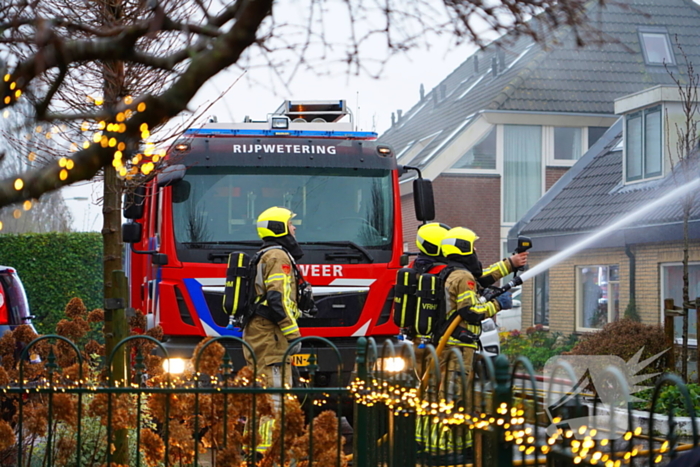 Veel rook bij brand in dak van woning