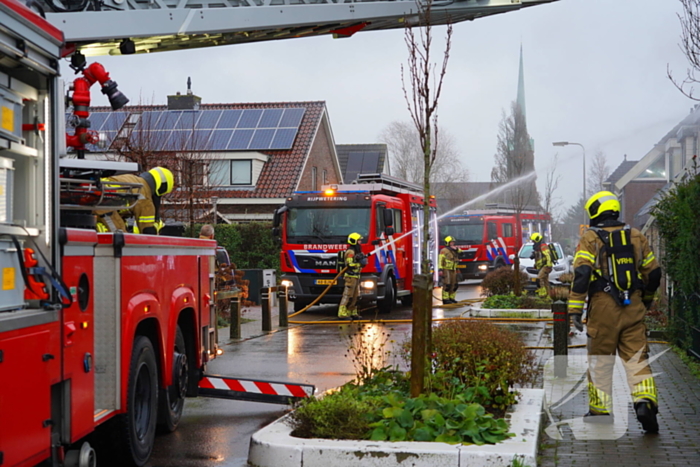 Veel rook bij brand in dak van woning