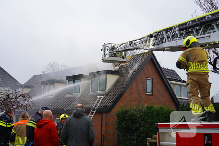 Veel rook bij brand in dak van woning