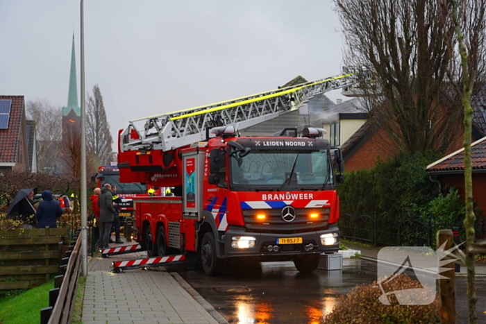 Veel rook bij brand in dak van woning