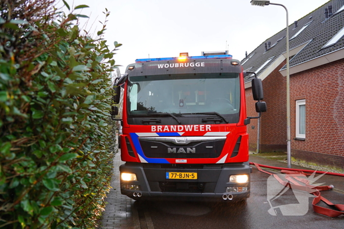 Veel rook bij brand in dak van woning