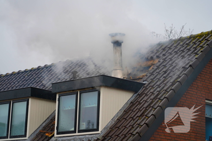 Veel rook bij brand in dak van woning