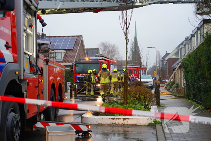 Veel rook bij brand in dak van woning