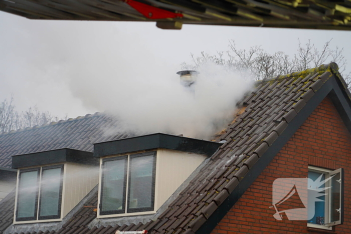 Veel rook bij brand in dak van woning