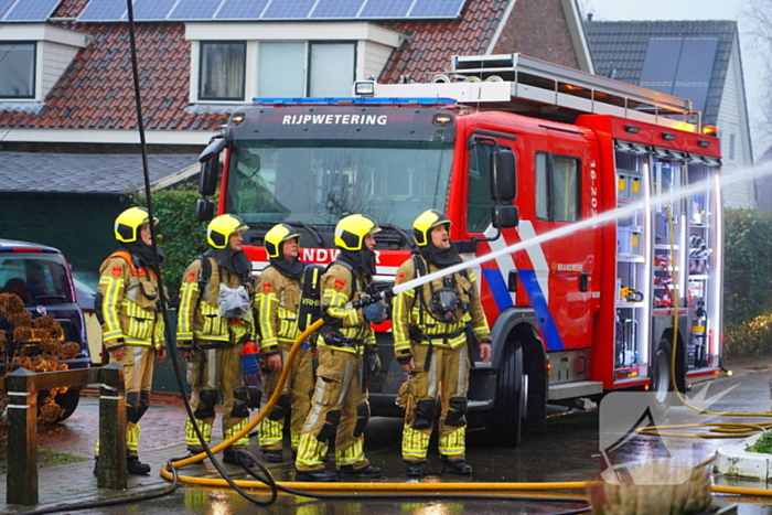 Veel rook bij brand in dak van woning