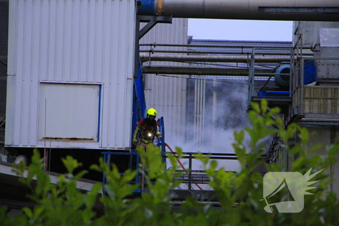 Brandende transportband in meelfabriek moeilijk bereikbaar