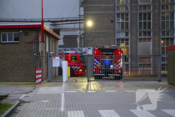 Brandende transportband in meelfabriek moeilijk bereikbaar