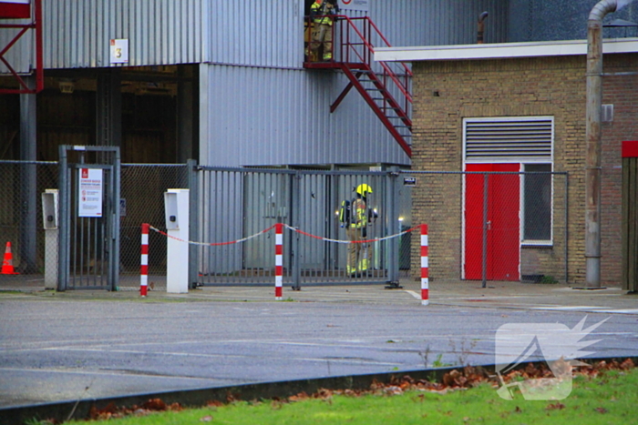 Brandende transportband in meelfabriek moeilijk bereikbaar