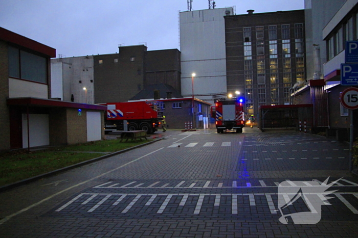 Brandende transportband in meelfabriek moeilijk bereikbaar