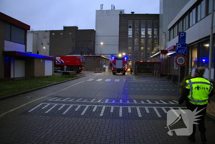 Brandende transportband in meelfabriek moeilijk bereikbaar