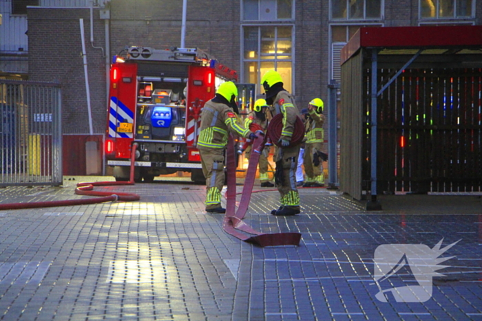 Brandende transportband in meelfabriek moeilijk bereikbaar