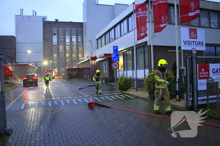 Brandende transportband in meelfabriek moeilijk bereikbaar