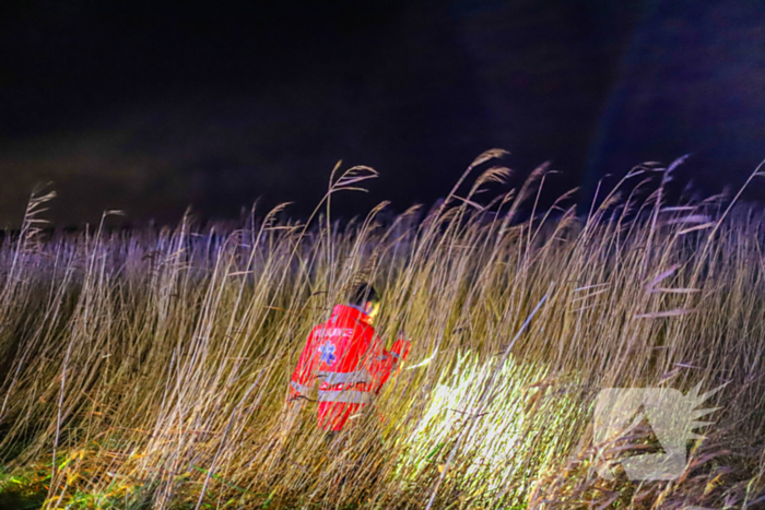 Auto belandt op zijkant langs kanaal