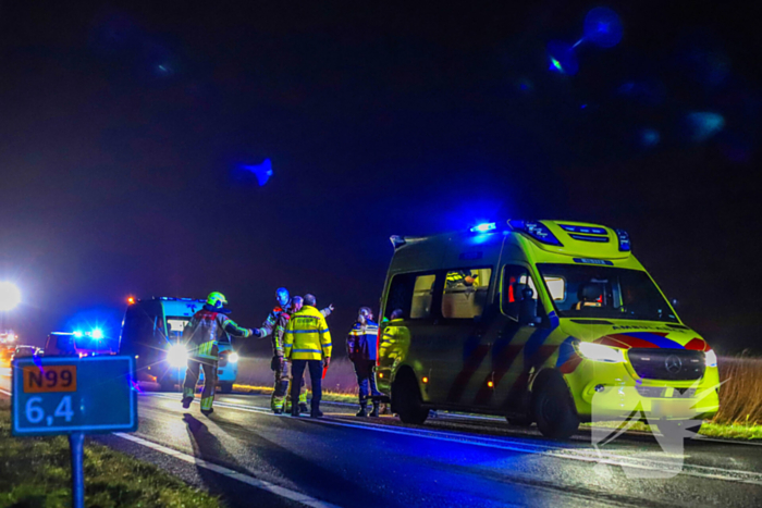 Auto belandt op zijkant langs kanaal