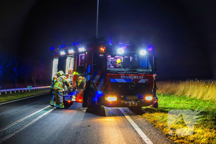 Auto belandt op zijkant langs kanaal