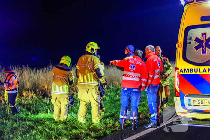 Auto belandt op zijkant langs kanaal