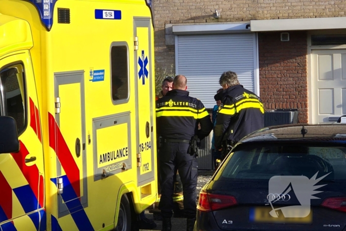 Hulpdiensten druk met verward persoon