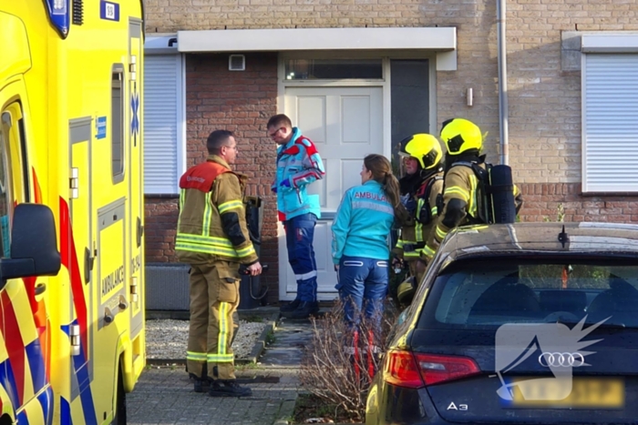 Hulpdiensten druk met verward persoon