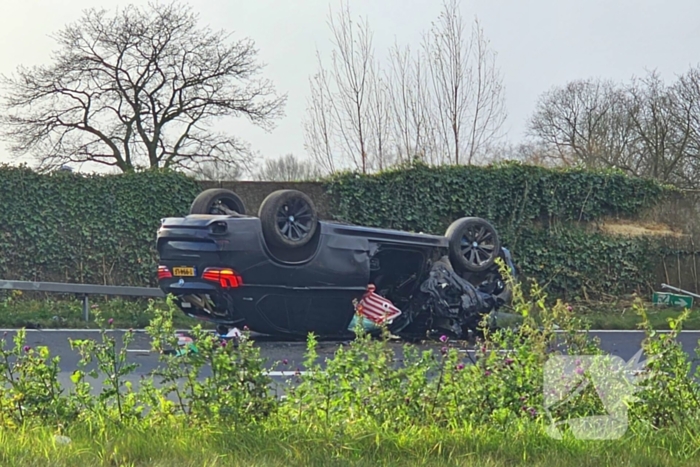 Auto slaat over de kop bij kruising