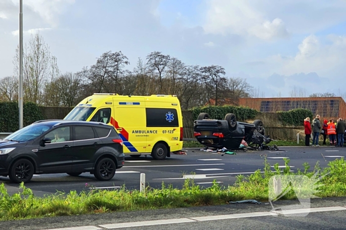 Auto slaat over de kop bij kruising