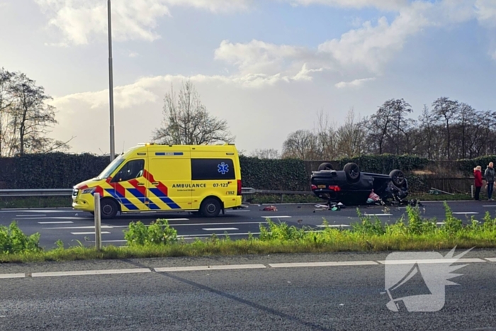 Auto slaat over de kop bij kruising