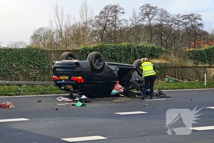 Auto slaat over de kop bij kruising