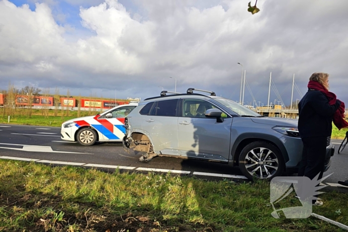 Auto slaat over de kop bij kruising