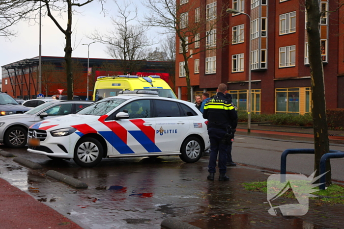 Scooterrijder klapt achterop stilstaande personenauto